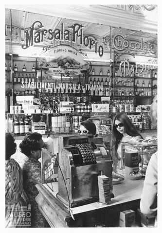 L'interno di una pasticceria di Siena