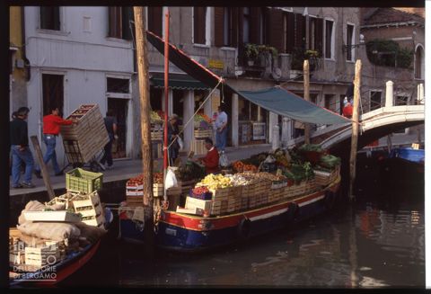 Mercato di frutta e verdura nei pressi di Campo San Barnaba a Venezia