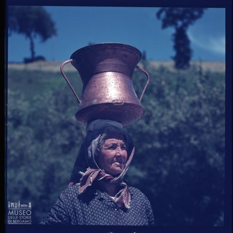 Ritratto di anziana nei pressi del Passo Bocca di Pantano