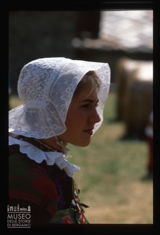 Ritratto di ragazza durante la festa di San Lorenzo a Pontechianale