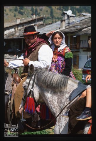 Ritratto di coppia durante la festa di San Lorenzo a Pontechianale