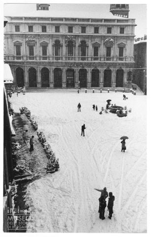 Veduta di piazza Vecchia innevata