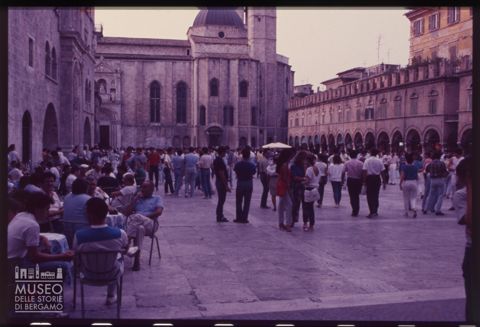 Folla in piazza del Popolo ad Ascoli Piceno