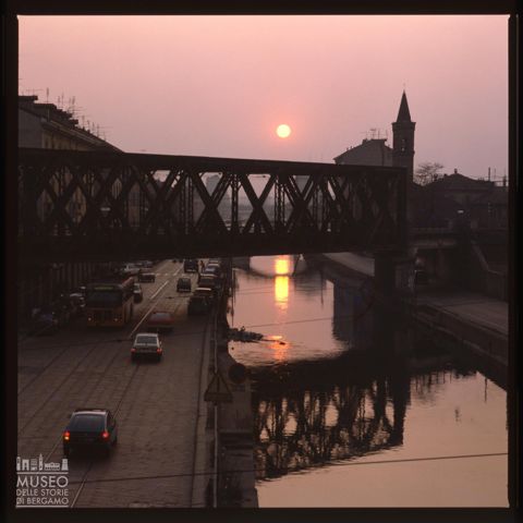 Ponte ferroviario sul Naviglio Grande a Milano