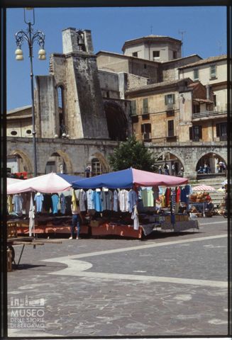 Scorcio di piazza Garibaldi a Sulmona