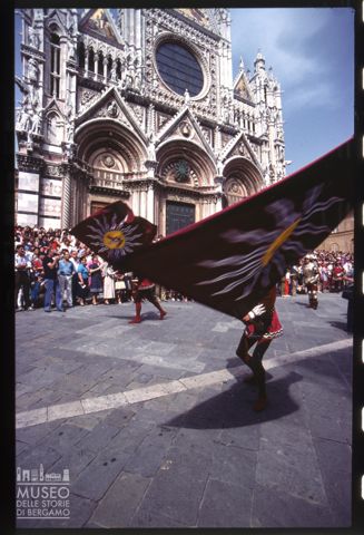 Sbandieratori davanti al Duomo di Siena