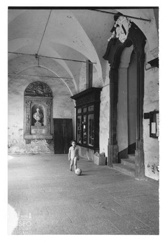 Una bambina sotto i portici di Piazza di Mondovì