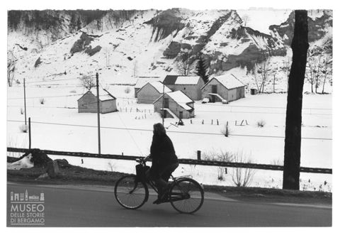 Donna in bicicletta a Re