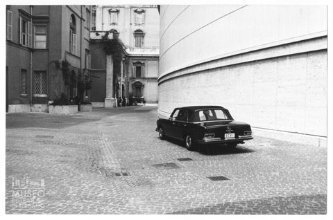 L'automobile papale lascia l'Aula Paolo VI al termine di un'udienza