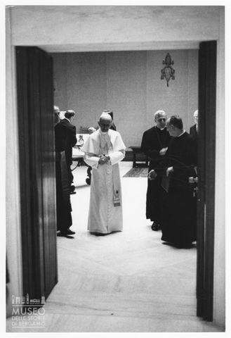 Papa Paolo VI si congeda al termine di un'udienza nella saletta attigua all'Aula Paolo VI