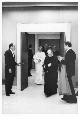 Papa Paolo VI si congeda al termine di un'udienza nella saletta attigua all'Aula Paolo VI