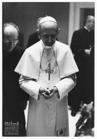 Papa Paolo VI si congeda al termine di un'udienza nella saletta attigua all'Aula Paolo VI