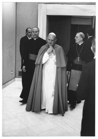 Papa Paolo VI si congeda al termine di un'udienza nella saletta attigua all'Aula Paolo VI