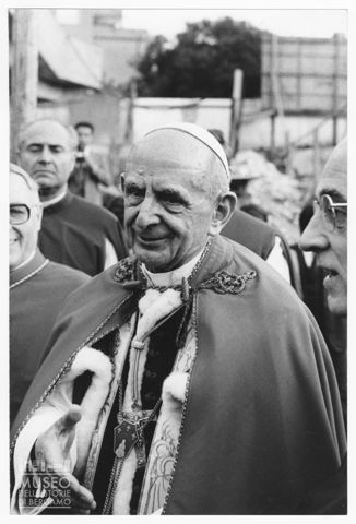 Ritratto di Paolo VI durante la visita alla scuola professionale San Paolo di Roma