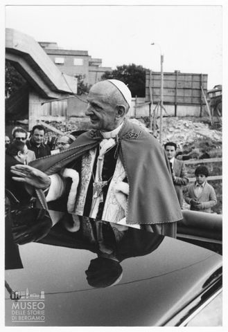 Paolo VI sull'automobile papale dopo la visita alla scuola professionale San Paolo di Roma