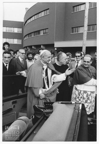 Paolo VI si appresta a salire sull'automobile dopo la visita alla scuola professionale San Paolo di Roma