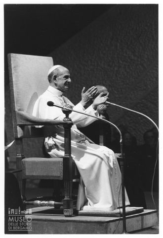 Papa Paolo VI durante un'udienza generale nell'Aula Paolo VI