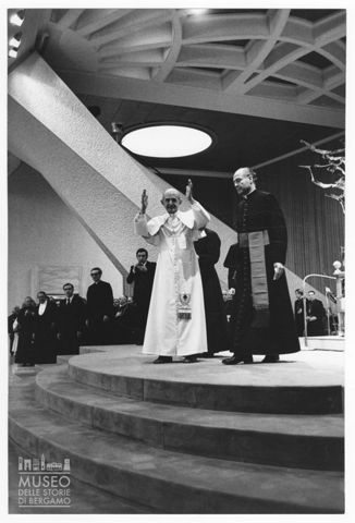 Paolo VI saluta i pellegrini durante un'udienza in Aula Paolo VI
