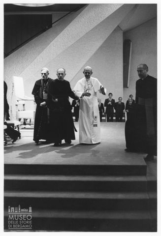 Paolo VI accompagnato da monsignor Pasquale Macchi durante un'udienza in Aula Paolo VI