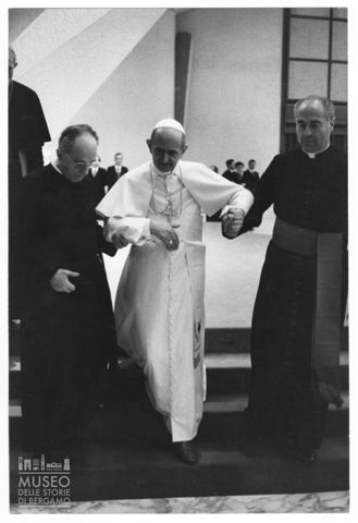 Paolo VI accompagnato da monsignor Pasquale Macchi e Luigi del Gallo Roccagiovine durante un'udienza nell'Aula Nervi in Vaticano