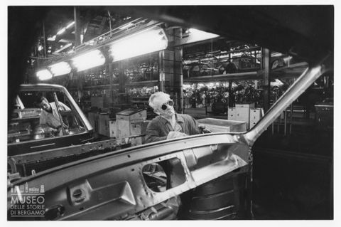 Operai al lavoro nello stabilimento della Fiat nel quartiere Mirafiori a Torino