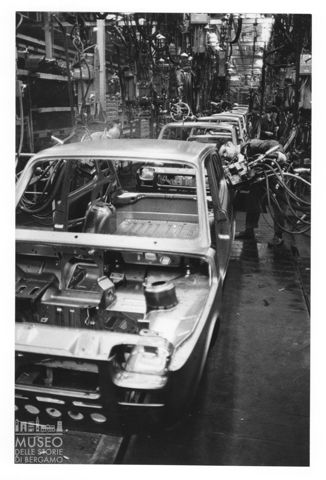 Operai al lavoro nello stabilimento della Fiat nel quartiere Mirafiori a Torino