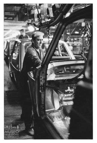 Operaio al lavoro nello stabilimento della Fiat nel quartiere Mirafiori a Torino