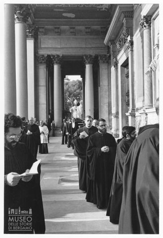 Paolo VI alla processione del Corpus Domini nella basilica di San Paolo Fuori le Mura a Roma