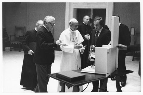 Paolo VI riceve in dono una scultura di Luciano Minguzzi