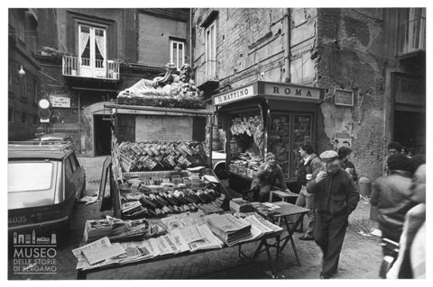 Scena di vita quotidiana nl centro storico di Napoli