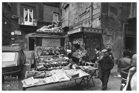 Scena di vita quotidiana in via Nilo a Napoli