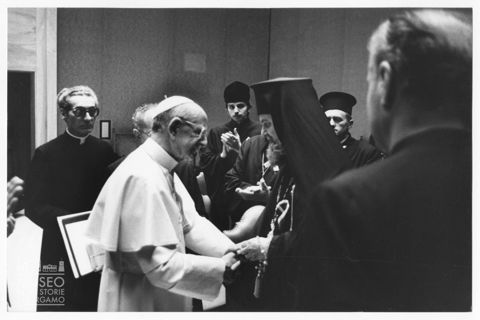 Paolo VI incontra un gruppo di religiosi ortodossi nell'auletta della Sala Paolo VI