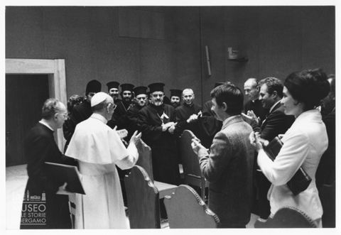 Paolo VI incontra un gruppo di religiosi ortodossi nell'auletta della sala Paolo VI