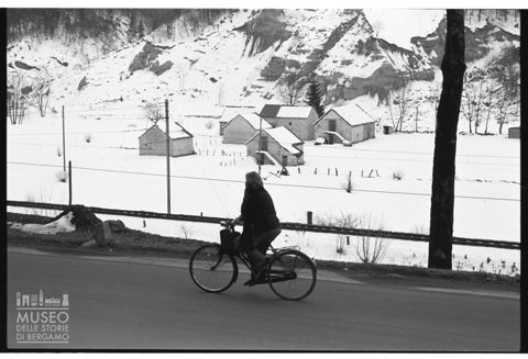 Donna in bicicletta a Re