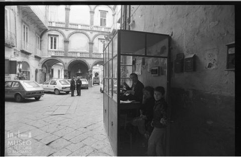 Scorcio di un cortile di Napoli