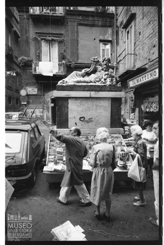 Scena di vita quotidiana nel centro storico di Napoli