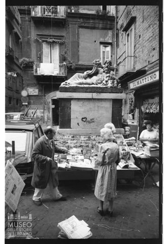 Scena di vita quotidiana nel centro storico di Napoli