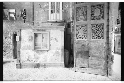 Scorcio di un androne in un palazzo signorile a Napoli