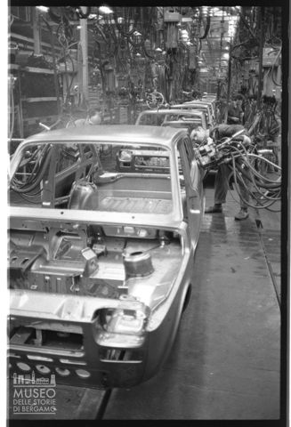 Operai al lavoro nello stabilimento della Fiat nel quartiere Mirafiori a Torino