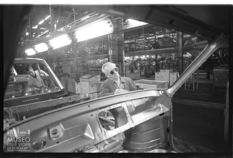 Operai al lavoro nello stabilimento della Fiat nel quartiere Mirafiori a Torino
