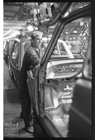 Operaio al lavoro nello stabilimento della Fiat nel quartiere Mirafiori a Torino