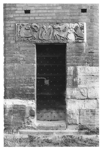 L'ingresso del battistero di San Pietro in Consavia ad Asti