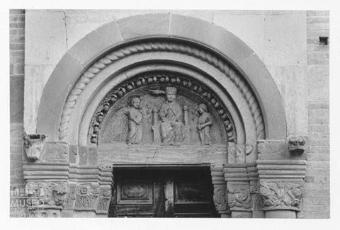 La lunetta del portale dell'abbazia di Santa Maria di Vezzolano ad Albugnano