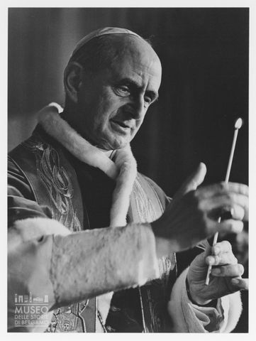 Ritratto di papa Paolo VI durante una funzione religiosa nella basilica di San Pietro in Vaticano