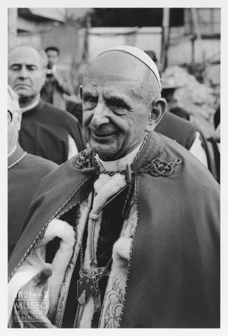 Ritratto di papa Paolo VI durante la visita alla scuola professionale San Paolo di Roma