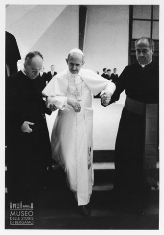 Paolo VI accompagnato da monsignor Pasquale Macchi e Luigi del Gallo Roccagiovine durante un'udienza nell'Aula Nervi in Vaticano