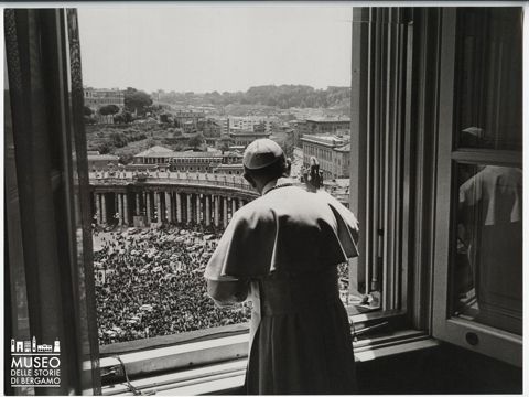 Paolo VI alla benedizione dell'Angelus dalla finestra del Palazzo Apostolico Vaticano