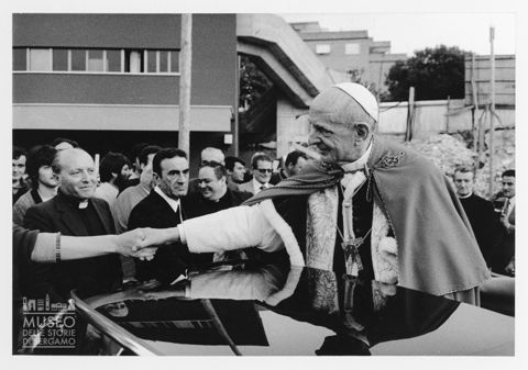 Paolo VI si congeda dopo la visita alla scuola professionale San Paolo di Roma