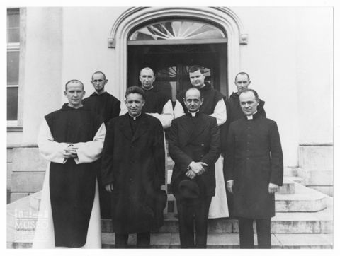 Ritratto di gruppo con monsignor Giovanni Battista Montini a Dublino