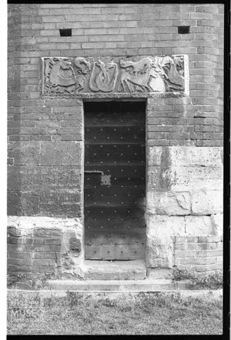 L'ingresso del battistero di San Pietro in Consavia ad Asti